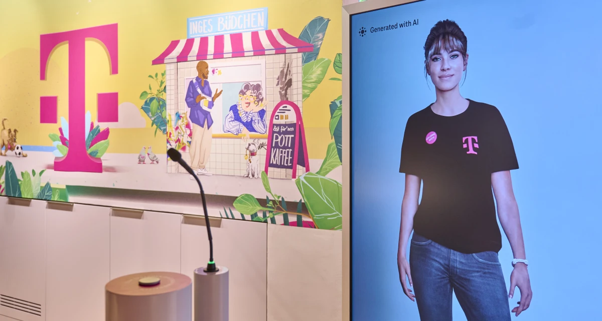 Beratung dort, wo Kund:innen sind: MIA auf einem Bildschirm im Telekom-Flagshipstore, daneben ein Mikrofon.