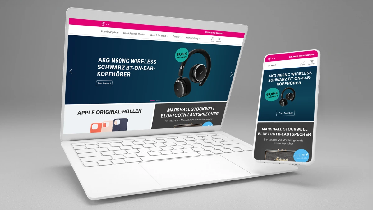 Laptop und Smartphone zeigen den Telekom-Shop mit einem Angebot für AKG-Kopfhörer, darunter Apple-Hüllen und ein Marshall-Lautsprecher