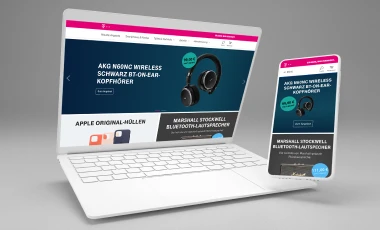 Der Telekom-Shop auf Laptop und Smartphone, mit Angeboten für AKG-Kopfhörer und einen Marshall-Lautsprecher.