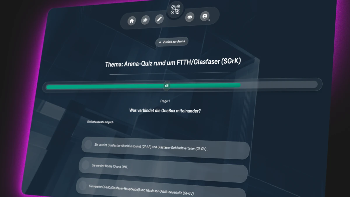 Schräg gestellter Bildschirm mit Wissen@Service im Arena-Quiz „FTTH/Glasfaser“: Fortschrittsbalken, die Frage „Was verbindet die OneBox miteinander?“ und drei Antworten zur Auswahl