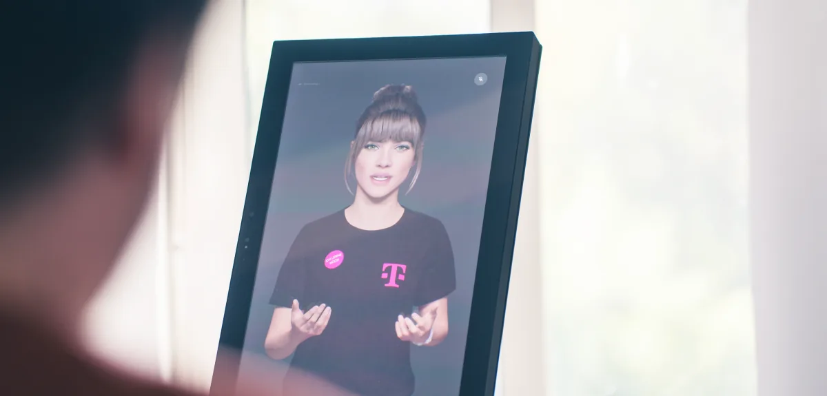 Ein digitaler Avatar spricht von einem Bildschirm im Hochformat.
